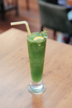 Lokantadaki masada alkol kokteyli.