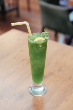 Lokantadaki masada alkol kokteyli.