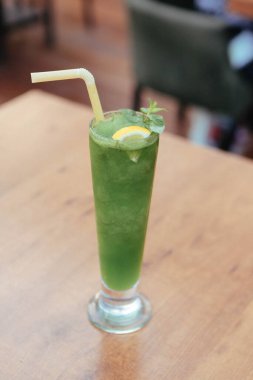 Lokantadaki masada alkol kokteyli.