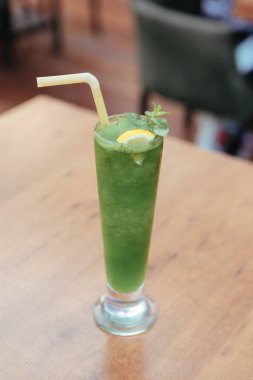 Lokantadaki masada alkol kokteyli.