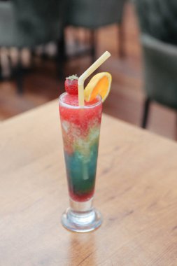 Lokantadaki masada alkol kokteyli.