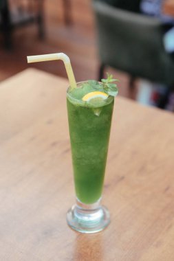 Lokantadaki masada alkol kokteyli.