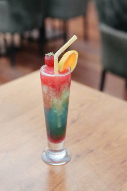 Lokantadaki masada alkol kokteyli.