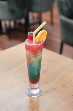 Lokantadaki masada alkol kokteyli.