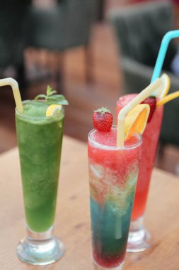 Lokantadaki masada alkol kokteyli.