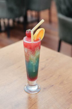 Lokantadaki masada alkol kokteyli.