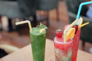 Lokantadaki masada alkol kokteyli.