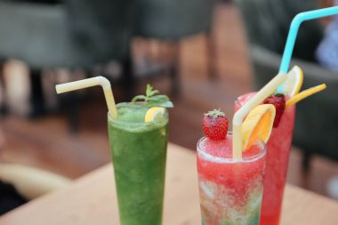 Lokantadaki masada alkol kokteyli.