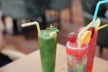 Lokantadaki masada alkol kokteyli.