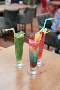 Lokantadaki masada alkol kokteyli.