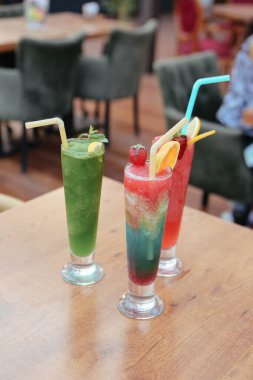 Lokantadaki masada alkol kokteyli.