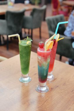 Lokantadaki masada alkol kokteyli.