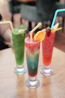 Lokantadaki masada alkol kokteyli.