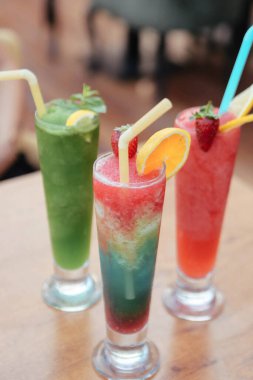 Lokantadaki masada alkol kokteyli.