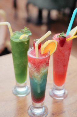 Lokantadaki masada alkol kokteyli.