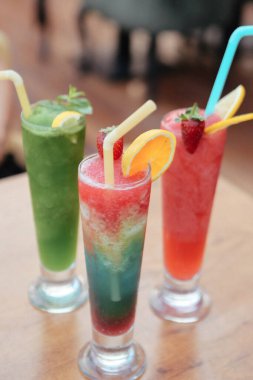 Lokantadaki masada alkol kokteyli.