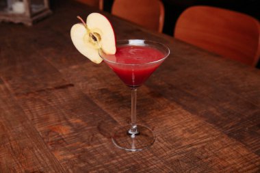 Lokantadaki masada alkol kokteyli.