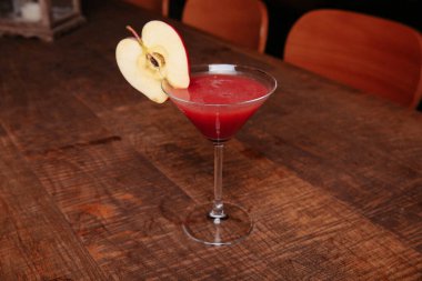 Lokantadaki masada alkol kokteyli.