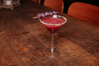 Lokantadaki masada alkol kokteyli.