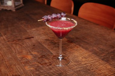 Lokantadaki masada alkol kokteyli.