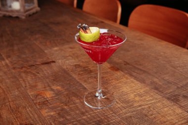 Lokantadaki masada alkol kokteyli.