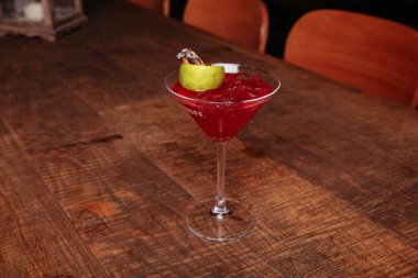 Lokantadaki masada alkol kokteyli.