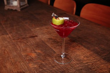 Lokantadaki masada alkol kokteyli.