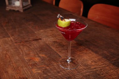 Lokantadaki masada alkol kokteyli.