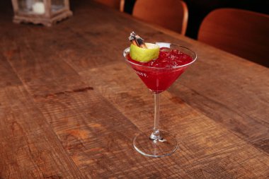 Lokantadaki masada alkol kokteyli.