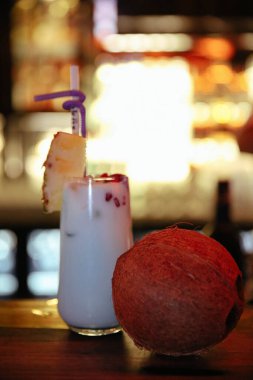 Lokantadaki masada alkol kokteyli.