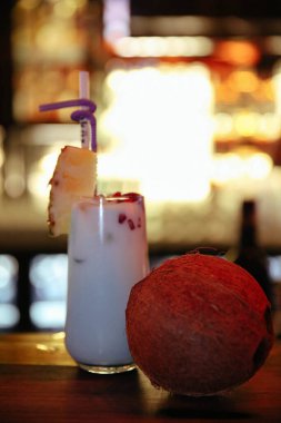 Lokantadaki masada alkol kokteyli.