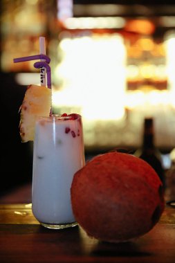 Lokantadaki masada alkol kokteyli.