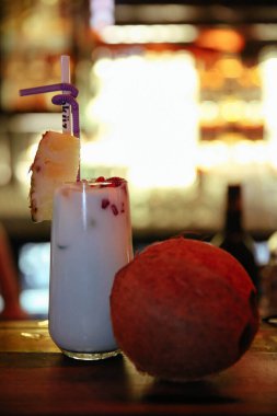 Lokantadaki masada alkol kokteyli.