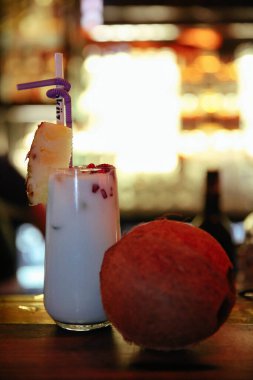 Lokantadaki masada alkol kokteyli.