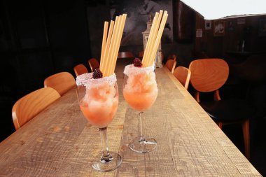 Lokantadaki masada alkol kokteyli.