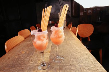 Lokantadaki masada alkol kokteyli.