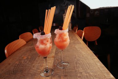 Lokantadaki masada alkol kokteyli.