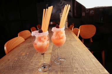 Lokantadaki masada alkol kokteyli.