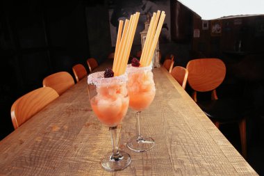 Lokantadaki masada alkol kokteyli.