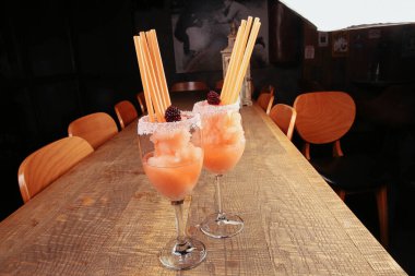 Lokantadaki masada alkol kokteyli.