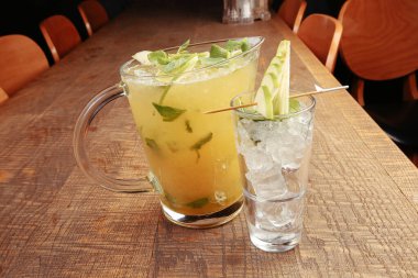 Lokantadaki masada alkol kokteyli.