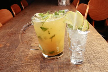 Lokantadaki masada alkol kokteyli.