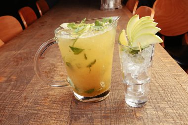 Lokantadaki masada alkol kokteyli.