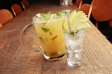 Lokantadaki masada alkol kokteyli.