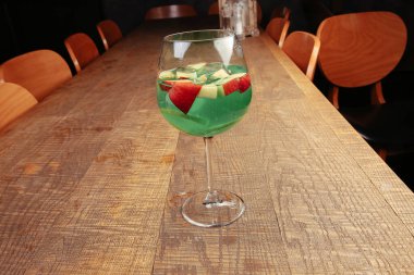 Lokantadaki masada alkol kokteyli.