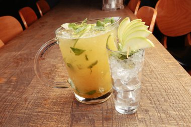 Lokantadaki masada alkol kokteyli.