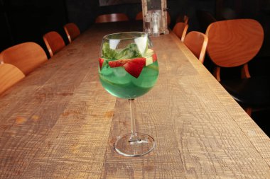 Lokantadaki masada alkol kokteyli.