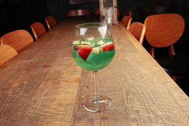 Lokantadaki masada alkol kokteyli.