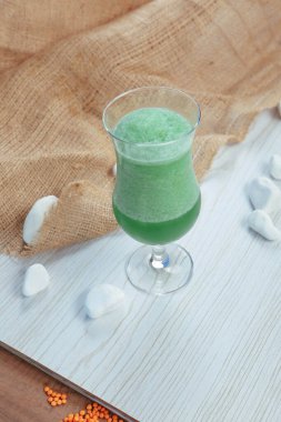 Lokantadaki masada alkol kokteyli.