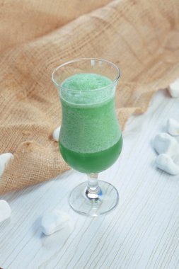 Lokantadaki masada alkol kokteyli.